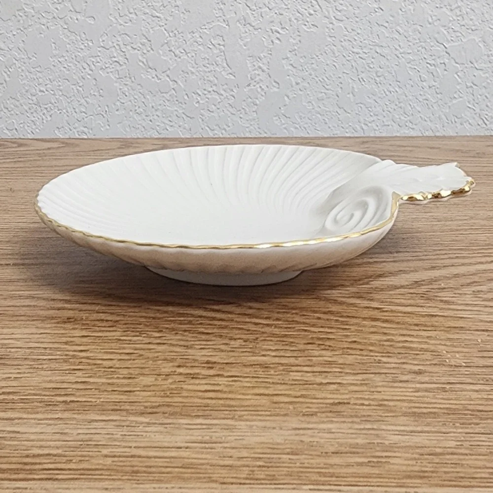 Lenox scalloped clam